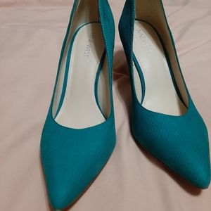 Turquoise leather pumps